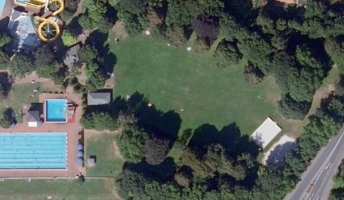 Aktuelle Situation Liegewiese und Beachsportbereich des Aquatherm Straubing.