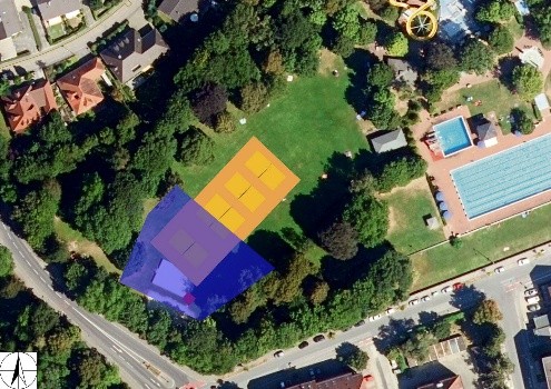 Im Straubinger Tagblatt verbreitete Größe (orange) und der wirkliche Flächenbedarf der geplanten Anlage (blau).