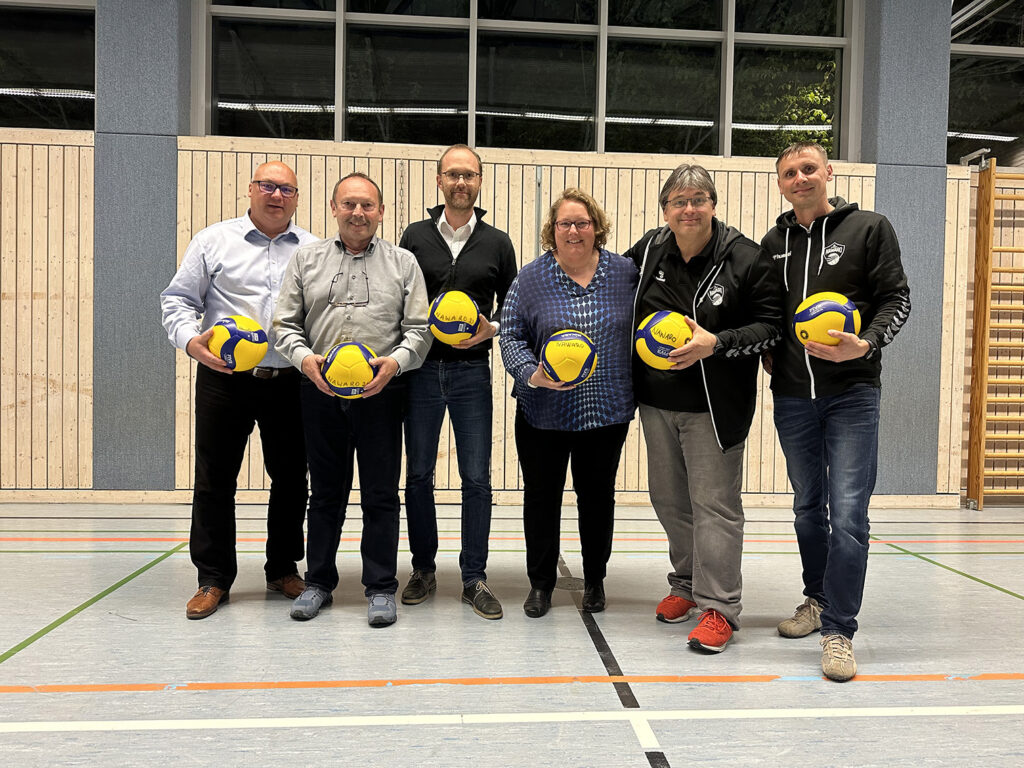 Bildbeschriftung von links: Uwe Grabner und Rupert Hafner (beide Beisitzer), Marko Kreyßig (2. Vorsitzender), Julia Semmler (1. Vorsitzende), Karl Kaden (Sportlicher Leiter) und Roland Urban (Stützpunktleiter) - (beide ebenso Beisitzer).